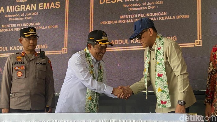 Bupati Wonosobo Afif Nurhidayat dan Menteri Menteri P2MI Abdul Kadir Karding saat peluncuran Desa Migran Emas pada 25 Juni 2025.