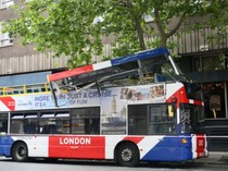 Bus Wisata London Tabrak Pohon, Turis-Turis Terluka