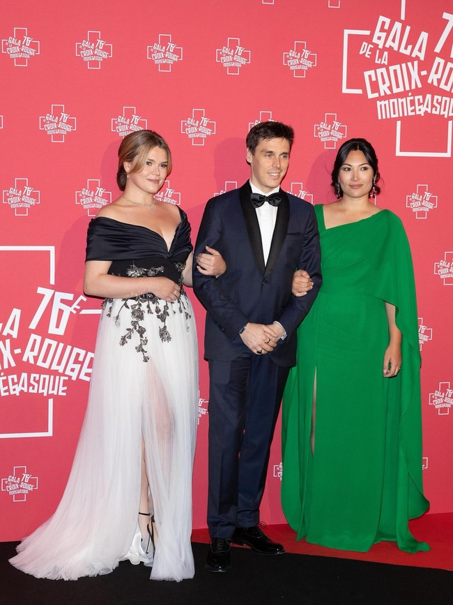 Dengan bantuan desainer Elisabetta Franchi, Camille mereplika gaun berkesan feminin dan mewah dengan pinggang ramping berdetail sulaman dedaunan dan tulle A-line. Foto: Instagram @camillerosegottlieb