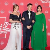 Dengan bantuan desainer Elisabetta Franchi, Camille mereplika gaun berkesan feminin dan mewah dengan pinggang ramping berdetail sulaman dedaunan dan tulle A-line. Foto: Instagram @camillerosegottlieb