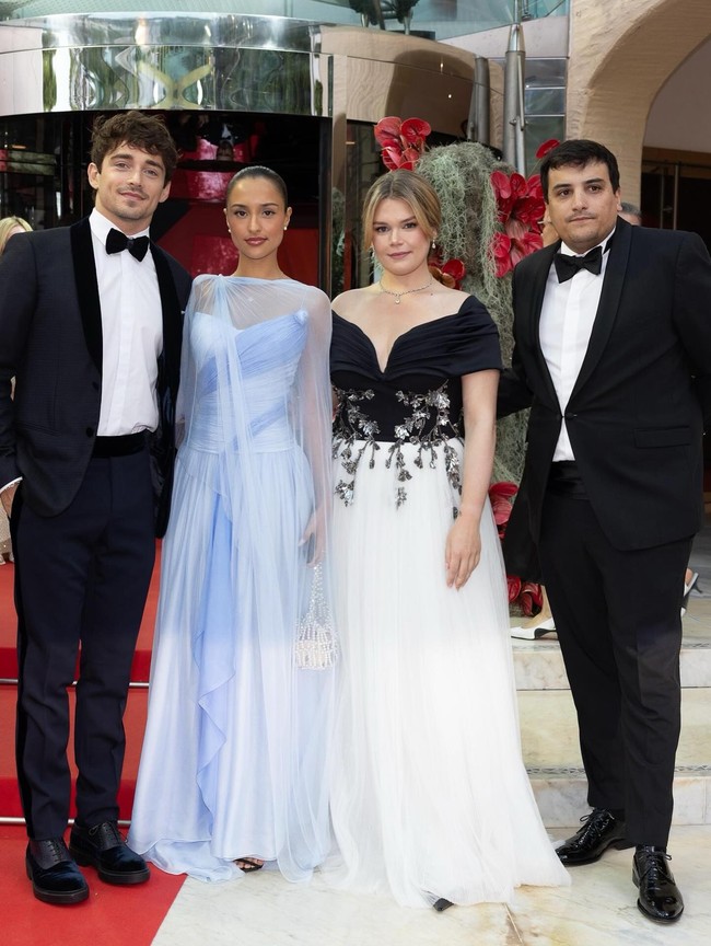 Waktu kecil, aku sering dibilang mirip nenekku. Bagiku, itu salah satu pujian terbesar... suatu kehormatan bisa memberi penghormatan kepadanya malam ini,” Foto: Instagram @camillerosegottlieb