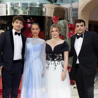 Waktu kecil, aku sering dibilang mirip nenekku. Bagiku, itu salah satu pujian terbesar... suatu kehormatan bisa memberi penghormatan kepadanya malam ini,” Foto: Instagram @camillerosegottlieb