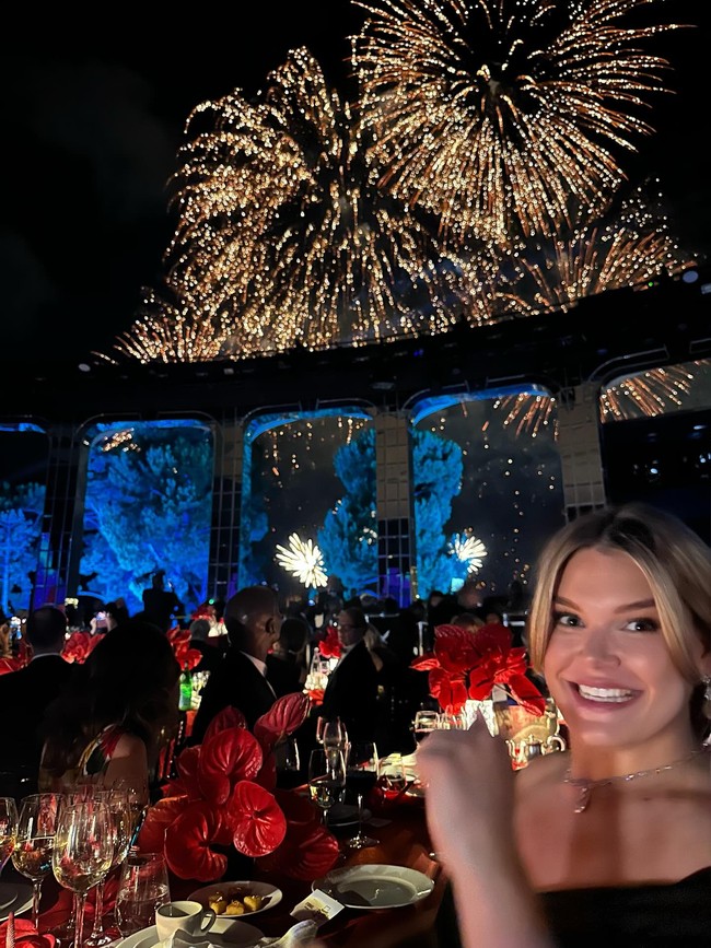 Begini penampilan anggun wanita 27 tahun tersebut dalam acara yang juga dihadiri anak Grace Kelly yang merupakan paman Camille yakni Pangeran Albert beserta istrinya Putri Charlene, juga kakaknya dari ayah yang berbeda, Louis Ducruet. Foto: Instagram @camillerosegottlieb