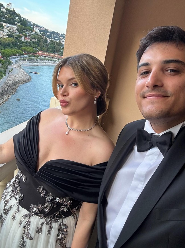 Meski begitu, Camille sering hadir dalam acara-acara karpet merah, termasuk Red Cross Ball ke-76 beberapa waktu lalu. Ketika itu, ia memilih tampilan yang mirip dengan yang dipakai Grace Kelly dalam dalam film ‘Rear Window’ yang rilis 1954. Foto: Instagram @camillerosegottlieb