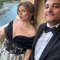 Meski begitu, Camille sering hadir dalam acara-acara karpet merah, termasuk Red Cross Ball ke-76 beberapa waktu lalu. Ketika itu, ia memilih tampilan yang mirip dengan yang dipakai Grace Kelly dalam dalam film ‘Rear Window’ yang rilis 1954. Foto: Instagram @camillerosegottlieb