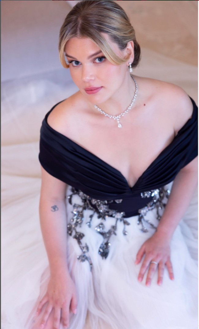 Camille Gottlieb melengkapi penampilannya dengan kalung berlian berkilau berdetail liontin kecil berbentuk daun dari Cartier, brand perhiasan yang sering dikenakan Kelly. Foto: Instagram @galafr