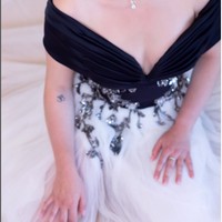 Camille Gottlieb melengkapi penampilannya dengan kalung berlian berkilau berdetail liontin kecil berbentuk daun dari Cartier, brand perhiasan yang sering dikenakan Kelly. Foto: Instagram @galafr