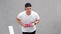 Sumpah gue sampai kaget, ini orang bercanda? Fotonya sudah jelek, buram lagi, 1 foto 1 juta, beli 4 didiskon Rp 400 doang. Nih ada sampai didiskon (dari Rp 1 juta) jadi Rp 11.000 tetap gue gak beli, orang jelek, ujarnya. (Foto: dok Instagram arnoldpo)
