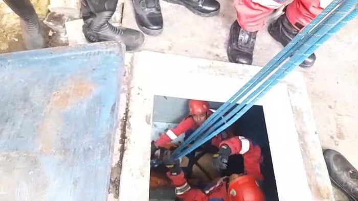 Tim Rescue Damkar mengevakuasi pria yang terjatuh dan pingsan dalam tandon air di Jalan Tanah Merah Selep, Tanah Kali Kedinding, Kecamatan Kenjeran, Surabaya.