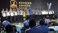 Acara puncak ini dihadiri langsung oleh Kapolri Jenderal Listyo Sigit Prabowo dan Chairman CT Corp Chairul Tanjung (CT), serta turut dihadiri keluarga mendiang Jenderal Hoegeng Iman Santoso, sosok yang namanya diabadikan sebagai simbol integritas dan keteladanan dalam kepolisian.