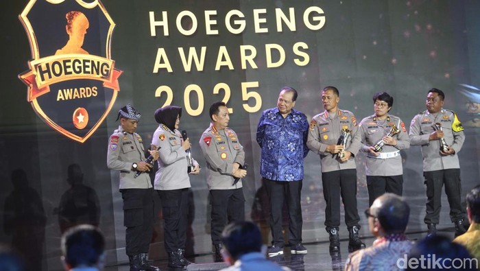 Ajang penghargaan yang berlangsung di Auditorium Mutiara STIK-PTIK Polri, Jakarta Selatan, Rabu (16/7/2025), mengangkat tema “Polisi Rakyat, Teladan Mengabdi.” Lima kategori yang diberikan tahun ini meliputi Polisi Berdedikasi, Polisi Inovatif, Polisi Pelindung Perempuan dan Anak, Polisi Tapal Batas dan Pendalaman, serta Polisi Berintegritas.