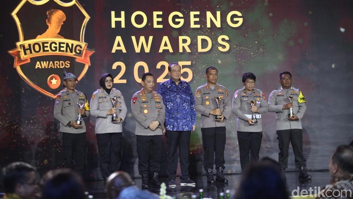 Ajang penghargaan yang berlangsung di Auditorium Mutiara STIK-PTIK Polri, Jakarta Selatan, Rabu (16/7/2025), mengangkat tema “Polisi Rakyat, Teladan Mengabdi.” Lima kategori yang diberikan tahun ini meliputi Polisi Berdedikasi, Polisi Inovatif, Polisi Pelindung Perempuan dan Anak, Polisi Tapal Batas dan Pendalaman, serta Polisi Berintegritas.