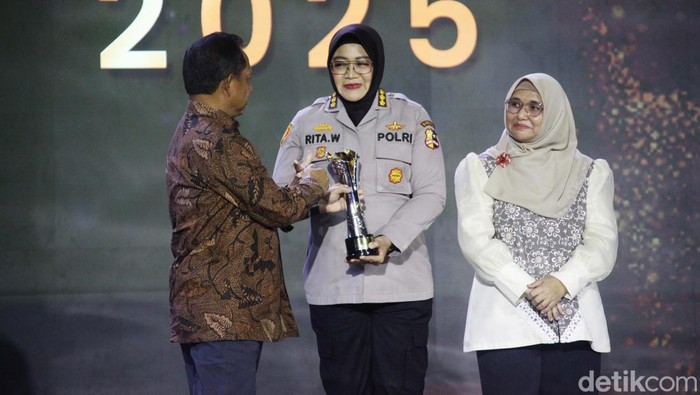 Deretan Penerima Anugerah Hoegeng Awards 2025, Sosok Teladan di Tubuh Polri Ajang penghargaan yang berlangsung di Auditorium Mutiara STIK-PTIK Polri, Jakarta Selatan, Rabu (16/7/2025), mengangkat tema βPolisi Rakyat, Teladan Mengabdi.β Lima kategori yang diberikan tahun ini meliputi Polisi Berdedikasi, Polisi Inovatif, Polisi Pelindung Perempuan dan Anak, Polisi Tapal Batas dan Pendalaman, serta Polisi Berintegritas.