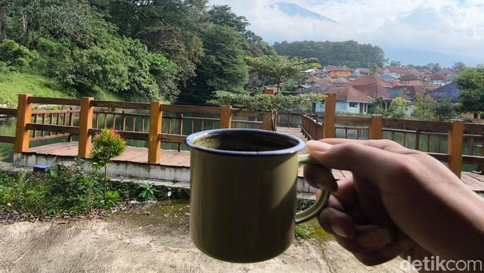Desa Wisata Cibeureum merupakan salah satu desa wisata di Kabupaten Kuningan yang menawarkan berbagai macam fasilitas seperti Danau Sanghiyangkendit, perkebunan kopi dan kedai kopi robusta Desa Wisata Cibeureum merupakan salah satu desa wisata di Kabupaten Kuningan yang menawarkan berbagai macam fasilitas seperti Danau Sanghiyangkendit, perkebunan kopi dan kedai kopi robusta
