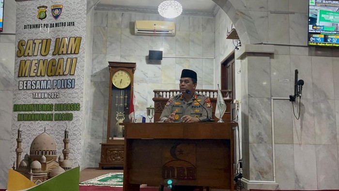 Direktorat Binmas Polda Metro Jaya menggelar kegiatan bertajuk Satu Jam Mengaji Bersama Polisi di Masjid Jami Baiturrahmah, Cilandak, Jakarta Selatan (Jaksel), Selasa (15/7/2025).