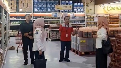 Disdag Mataram turun ke lapangan mengecek ketersediaan stok beras premium di sejumlah retail, Rabu (16/7/2025). (Nathea Citra/detikBali)