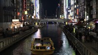 Dotonbori semarak dengan dinding-dinding neon yang menjulan tinggi. (Anadolu via Getty Images/Anadolu)