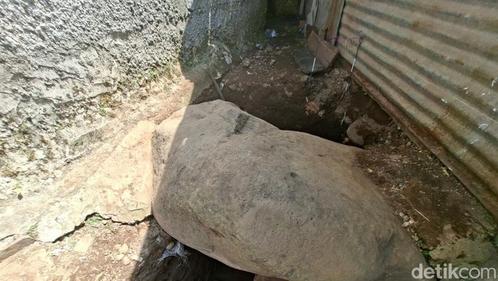 Dugaan batu prasasti kuno seberat 2,5 ton yang terletak di tengah pemukiman warga di Gang Cimaung, RW 07, Kelurahan Tamansari, Kota Bandung