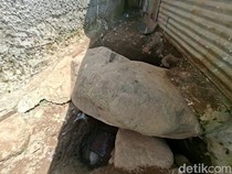 Batu dengan Simbol Misterius Ditemukan di Bandung, Beratnya 2,5 Ton