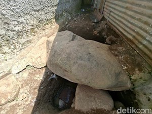 Ada Batu Aneh di Bandung, Beratnya 2,5 Ton dan Bertulis Simbol Misterius