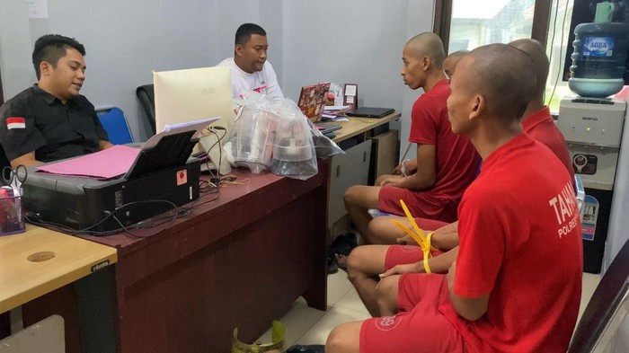 Empat pria yang ditangkap karena mencuri demi membeli rokok (Aris Rivaldo/detikcom)