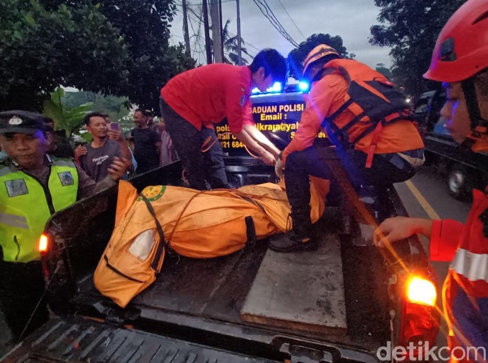 Polisi dan relawan mengevakuasi mayat korban kecelakaan lalu lintas di jalan raya Patikraja-Purwokerto, Desa Kedungrandu, Kabupaten Banyumas, Rabu (16/7/2025) pagi.