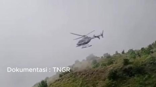 Helikopter ketika evakuasi turis asal Swiss yang terjatuh di Gunung Rinjani.