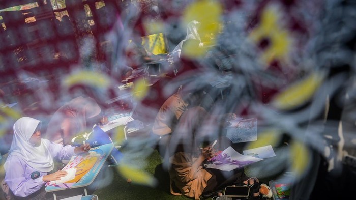 Festival Batik Tangerang, Ajang Seru Pelajar Belajar Membatik Siswa belajar mencanting batik saat Festival Batik Tangerang di Desa Kemuning, Kabupaten Tangerang, Banten, Rabu (16/7/2025). Festival yang berlangsung selama tiga hari tersebut menampilkan kegiatan berupa belajar membuat batik, lomba menggambar motif batik serta pameran seni kriya sebagai upaya mengenalkan dan melestarikan batik sebagai warisan budaya Indonesia. ANTARA FOTO/Putra M. Akbar