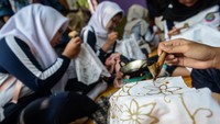 Kegiatan ini menjadi ajang edukatif sekaligus hiburan yang bertujuan untuk mengenalkan serta melestarikan batik sebagai warisan budaya Indonesia kepada generasi muda. ANTARA FOTO/Putra M. Akbar