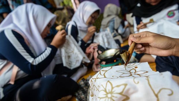 Siswa belajar mencanting batik saat Festival Batik Tangerang di Desa Kemuning, Kabupaten Tangerang, Banten, Rabu (16/7/2025). Festival yang berlangsung selama tiga hari tersebut menampilkan kegiatan berupa belajar membuat batik, lomba menggambar motif batik serta pameran seni kriya sebagai upaya mengenalkan dan melestarikan batik sebagai warisan budaya Indonesia. ANTARA FOTO/Putra M. Akbar