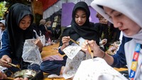 Selain memberikan ruang ekspresi bagi pelajar, festival ini juga melibatkan perajin lokal dalam pameran seni kriya yang menampilkan hasil karya batik dan kerajinan tangan khas Banten. Pemerintah daerah berharap kegiatan ini dapat menumbuhkan kebanggaan terhadap budaya lokal dan mendorong pelestariannya secara berkelanjutan. ANTARA FOTO/Putra M. Akbar