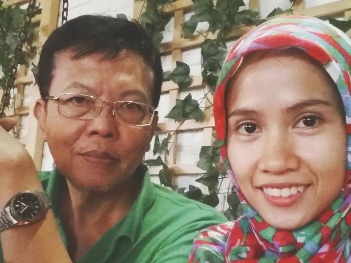 Foto pasangan beda usia 35 tahun, Nur Apsiah (35 tahun) dan Iwan Yanwar (70 tahun). Foto pasangan beda usia 35 tahun, Nur Apsiah (35 tahun) dan Iwan Yanwar (70 tahun).