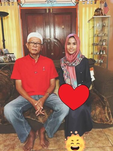 Foto pasangan beda usia 35 tahun,  Nur Apsiah (35 tahun) dan Iwan Yanwar (70 tahun).