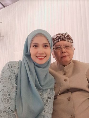 Foto pasangan beda usia 35 tahun,  Nur Apsiah (35 tahun) dan Iwan Yanwar (70 tahun).