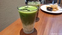 Bagi penggemar matcha yang pekat, coba pesan Extra Rich Matcha Latte. Racikan minuman ini menggunakan dua shot matcha dengan susu segar. Foto: Diah Afrilian/detikcom