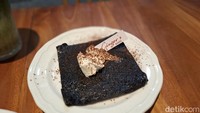 Sebagai teman menyeruput matcha juga bisa memesan kue yang enak. Salah satunya menu Pitch Black Brownie yang bebas gluten. Foto: Diah Afrilian/detikcom