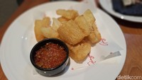 Tetapi jika ingin camilan yang lebih akrab dengan lidah Indonesia bisa memesan singkong goreng. Singkongnya renyah di luar namun lembut di dalamnya dan disajikan bersama sambal. Foto: Diah Afrilian/detikcom
