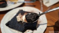 Kuenya tampak tipis, sebab tak menggunakan tepung terigu dalam adonannya. Teksturnya lembut dan lempap dengan rasa dark chocolate yang pekat. Foto: Diah Afrilian/detikcom