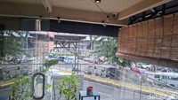 Lokasinya bisa dijangkau dengan beberapa langkah dari pintu keluar stasiun Tanah Abang. Jika berdiri pada area balkon, pengunjung bahkan bisa mengintip suasana stasiun. Foto: Diah Afrilian/detikcom