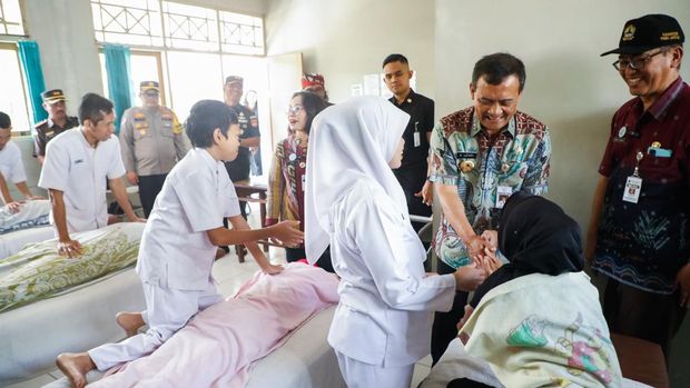 Gubernur Jateng, Ahmad Luthfi, saat berkunjung ke Panti Sensorik Netra Penganthi di Kabupaten Temanggung. Foto diunggah Rabu (16/7/2025).