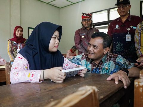 Gubernur Jateng, Ahmad Luthfi, saat berkunjung ke Panti Sensorik Netra Penganthi di Kabupaten Temanggung, Selasa (15/7/2025).