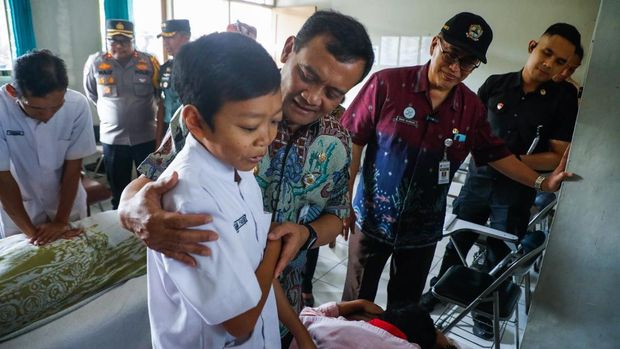 Gubernur Jateng, Ahmad Luthfi, saat berkunjung ke Panti Sensorik Netra Penganthi di Kabupaten Temanggung, Selasa (15/7/2025).