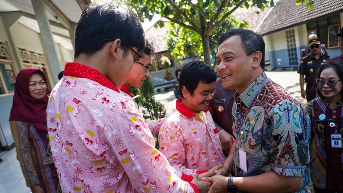 Gubernur Jateng, Ahmad Luthfi, saat berkunjung ke Panti Sensorik Netra Penganthi di Kabupaten Temanggung, Selasa (15/7/2025).