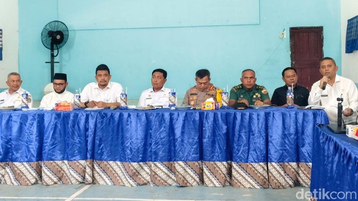 Gubsu Bobby Nasution hadir dalam mediasi di Desa Petumbukan membahas polemik penyegelan sekolah Al-Washliyah oleh Pemkab Deli Serdang (Arfah/detikcom)