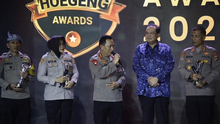Kapolri Jenderal Listyo Sigit Prabowo bersama Chairul Tanjung dan para peraih Hoegeng Awards 2025.