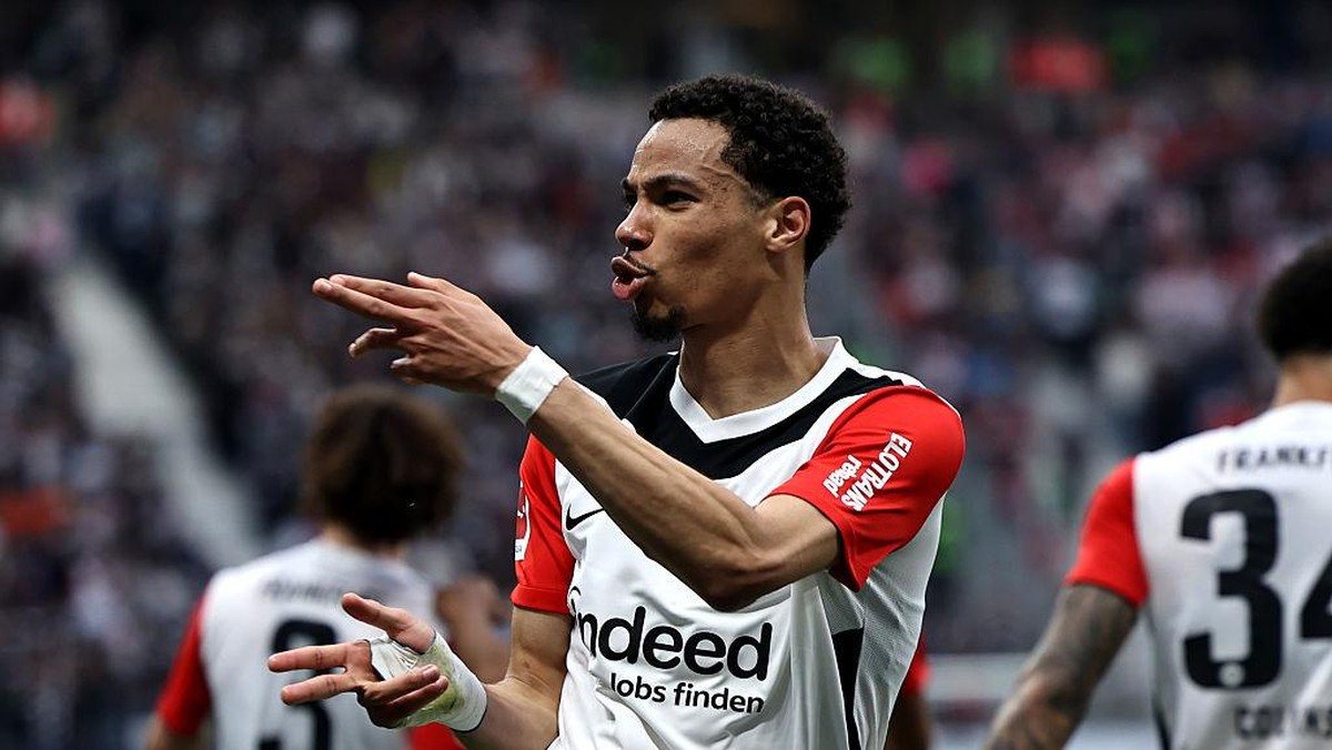 Penyerang Eintracht Frankfurt Hugo Ekitike juga didekati Liverpool (Getty Images/Christof Koepsel)