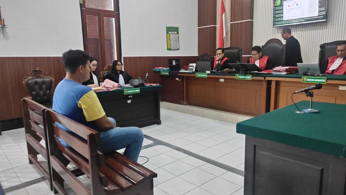 Ilham Akbar Pratama Ramadhan, napi yang diduga kendalikan pembajakan truk berisi 8 ton kopi dari dalam penjara dengan modal HP dan akun FB saat sidang di PN Surabaya.