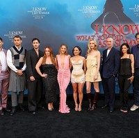 Film ‘I Know What You Did Last Summer’ versi terbaru ini juga menampilkan kembali Freddie Primze Jr., lawan main Jennifer dalam fim original-nya. Keduanya foto bersama para aktor dan aktris muda yang ikut meramaikan franchise film tersebut. Foto: Getty Images/Monica Schipper