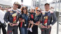 Julie Estelle turut membawa anaknya. Lihat tuh ekspresinya Brielle juga happy banget lihat papanya juara satu. (Foto: dok Instagram davidtjipto)