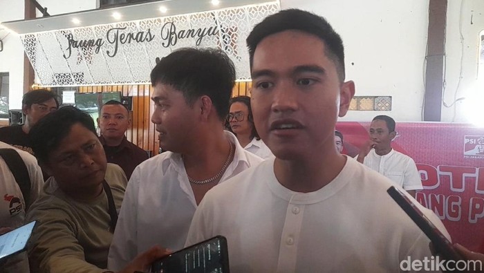 Calon Ketua Umum PSI, Kaesang Pangarep, saat melakukan konsolidasi dukungan dengan kader PSI 3 daerah di Brebes, Rabu (16/7/2025).